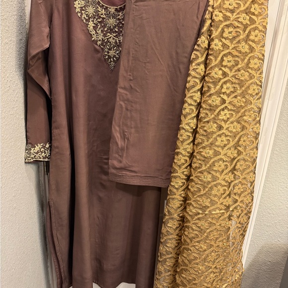 Indian Punjabi Pakistani silk Brown and Gold Long Sleeve V-Neck Salwar suit - Picture 3 of 12